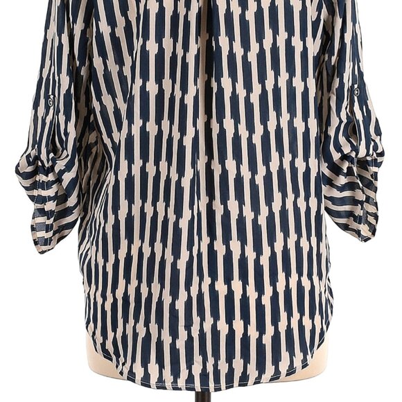 ๐จ 50% OFF BUNDLES! ๐จ NWT Lush Warren Split Neck Blouse - Picture 8 of 8